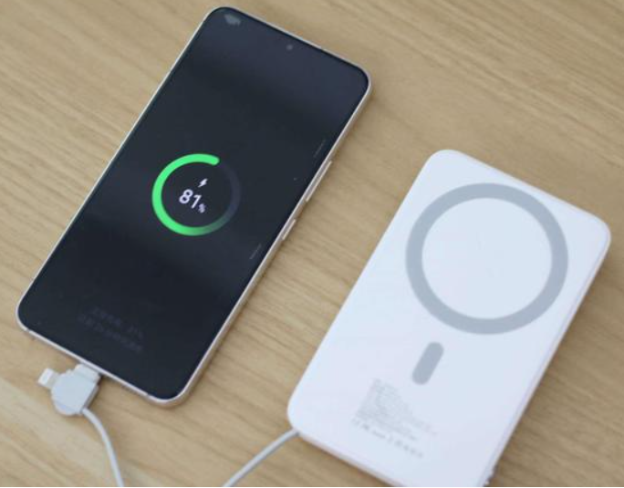 苹果磁吸充电宝有线快充充电示意图