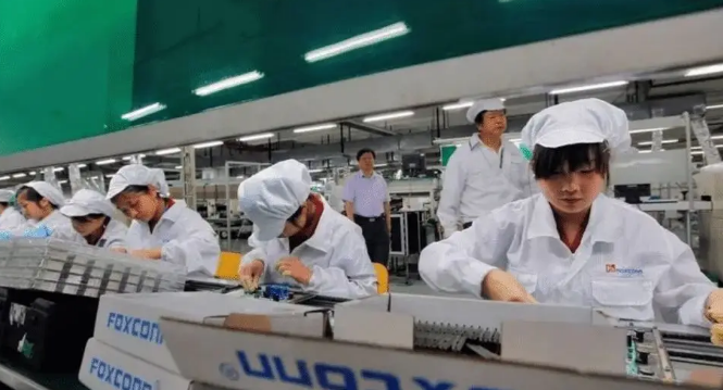 苹果无线充电代工厂家富士康正在生产作业的流水线员工