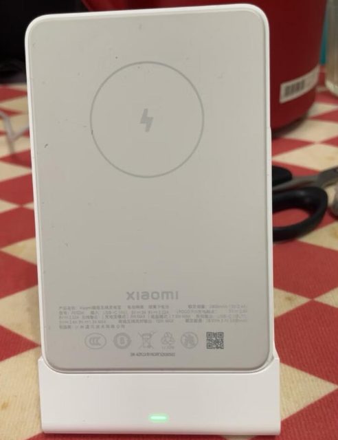 小米无线充电宝指示灯一直亮