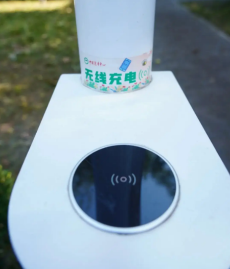 无线充电路灯怎么充电